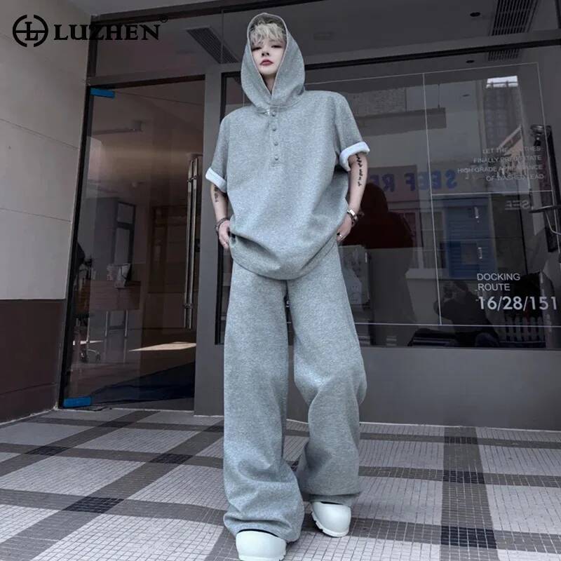 Street Fashion For 2026 - LUZHEN ชุดเซ็ตสองชิ้น เสื้อฮู้ดแขนสั้นรุ่นออริจินัล 2026 สำหรับฤดูร้อน กางเกงลำลองทรงตรงหลวมสไตล์แฟชั่นสตรีทสำหรับผู้ชาย