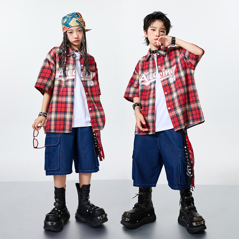 Street Fashion For Boy - ชุดเต้นฮิปฮอปสำหรับเด็กผู้ชาย เสื้อเชิ้ตลายสก็อตหลวมๆ กางเกงยีนส์ขาสั้น ชุดแฟชั่นสตรีทแวร์สำหรับการแสดงแจ๊สแบบกลุ่ม
