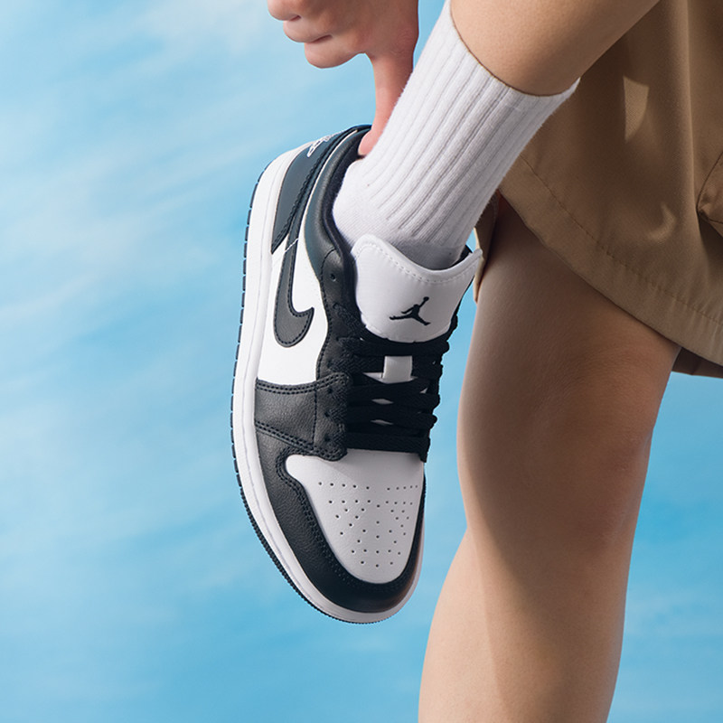 Street Fashion Nike - รองเท้าผ้าใบสเก็ตทรงเตี้ยสำหรับผู้หญิง Nike DC0774‑101 รองรับแรงกระแทกด้วยแอร์คุชชั่นที่ส้น โลโก้ปีก ดีไซน์