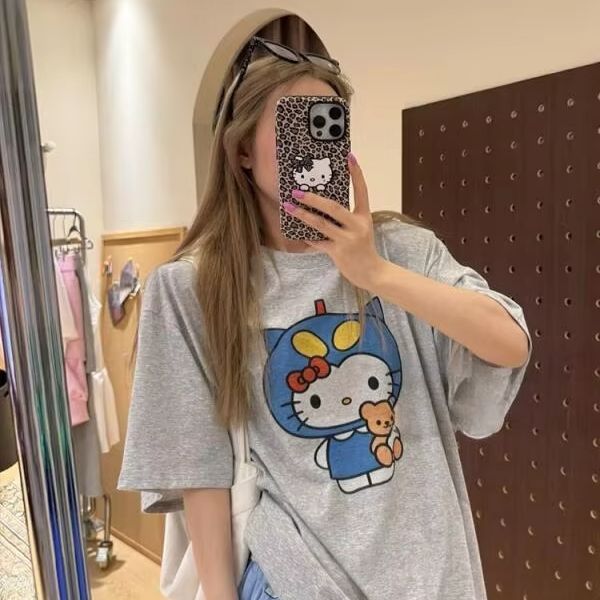 Street Fashion Designers - เสื้อยืดแขนสั้นพิมพ์ลายเฮลโล คิตตี้ ซานริโอผู้หญิงฤดูร้อนใหม่ดีไซน์หลวมอเนกประสงค์ผ้าฝ้ายแท้เสื้อแฟชั่นแนวสตรีทแสนสนุก