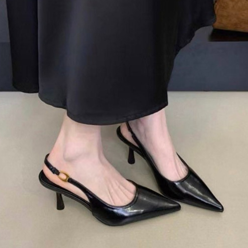 Street Fashion Summer 2026 - รองเท้าส้นสูงดีไซน์หรูหราสำหรับผู้หญิง รุ่นเมทัลลิก ประจำฤดูร้อนปี 2026 รองเท้าส้นเตี้ยแบบสวม ดีไซน์สวยเก๋