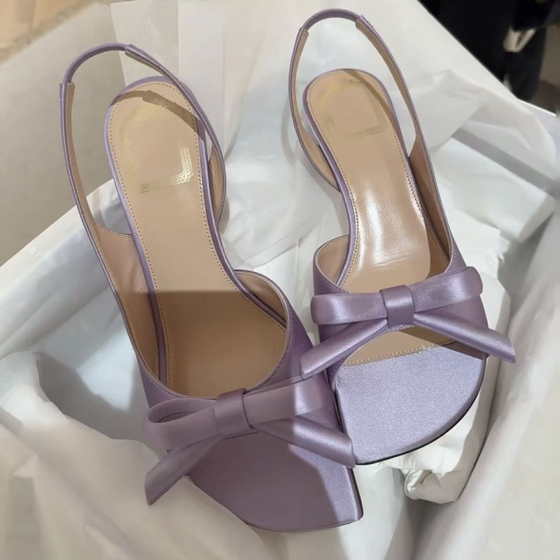 รองเท้าแตะแบบสวม รุ่นซัมเมอร์  - Street Fashion Summer 2026 บทวิจารณ์และราคา